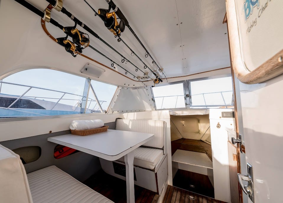 Interior yate